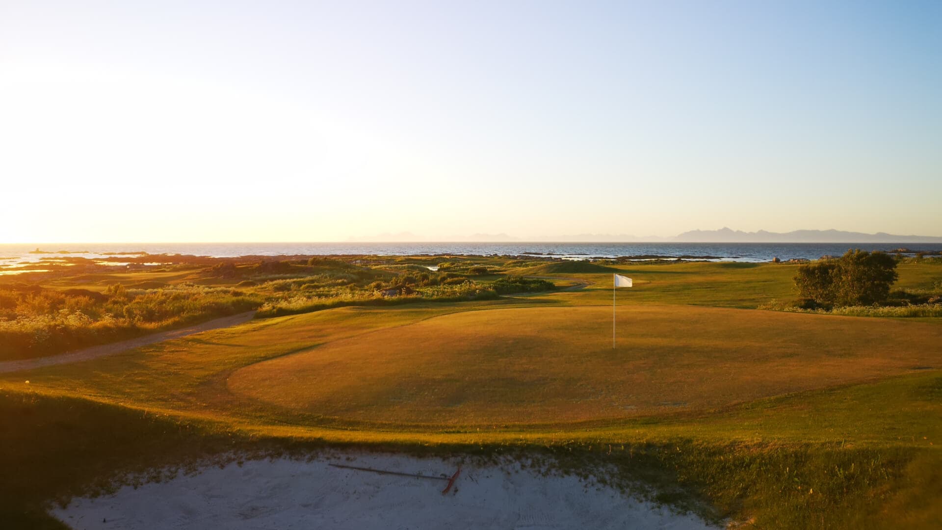 Hull 4, greenen i midnattssol.