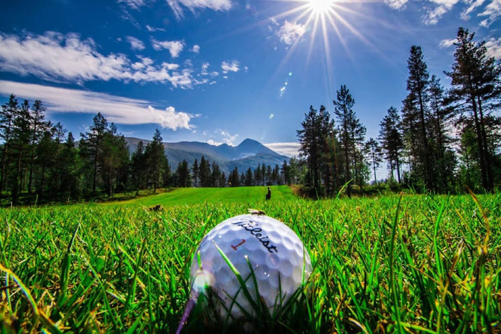 Midt-Troms Golfklubb med Instindan i bakgrunnen